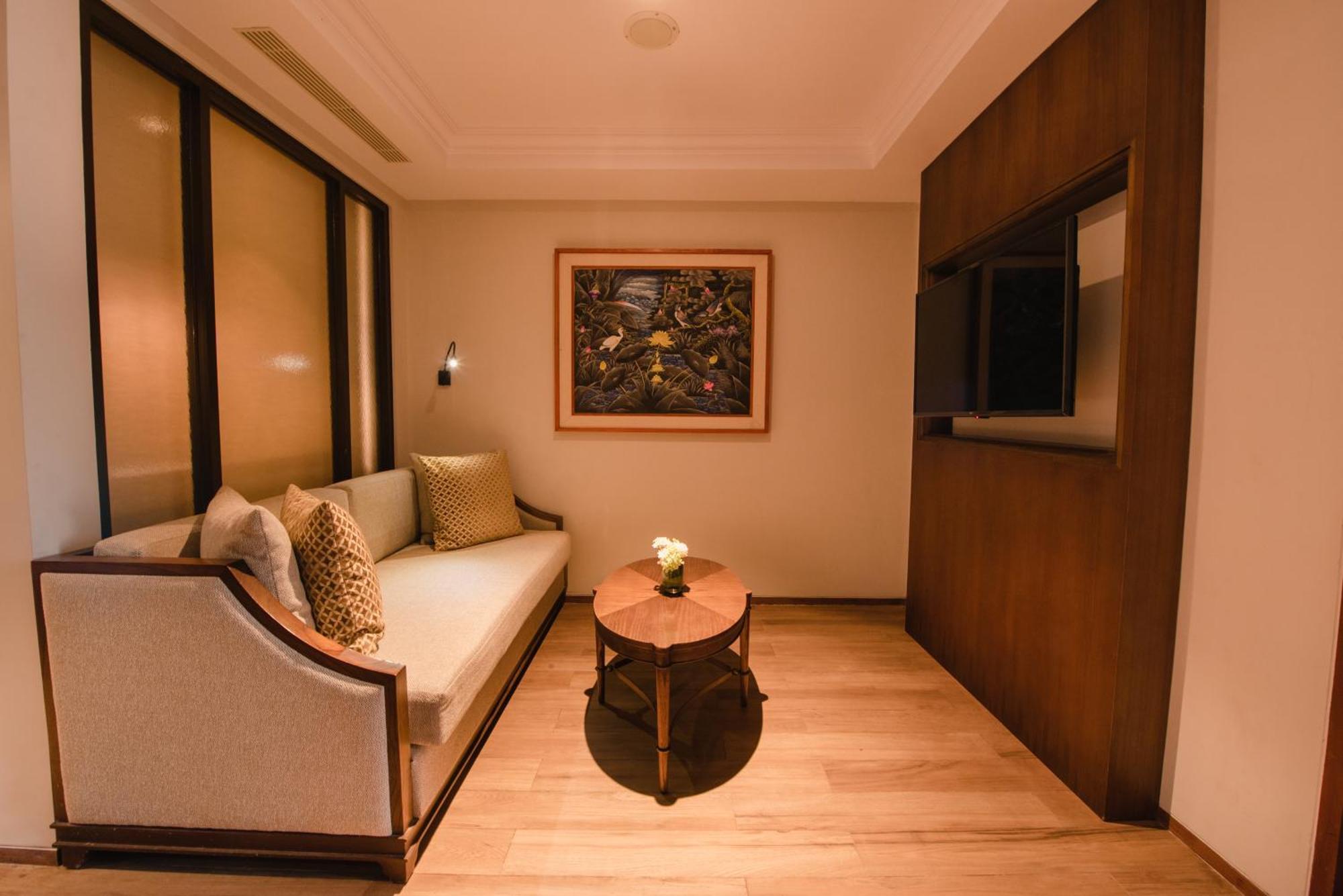 Ramayana Suites And Resort Кута Екстер'єр фото A living room in a suite at the hotel