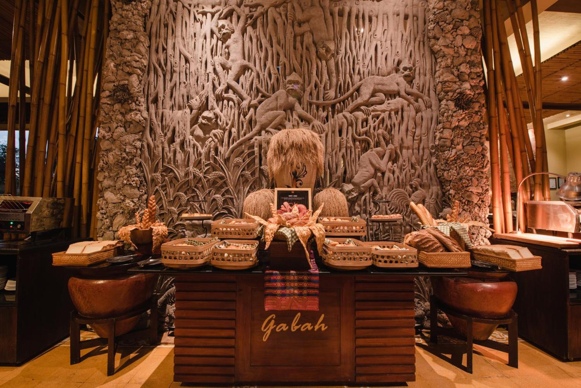 Ramayana Suites And Resort Кута Екстер'єр фото The lobby of Galuh