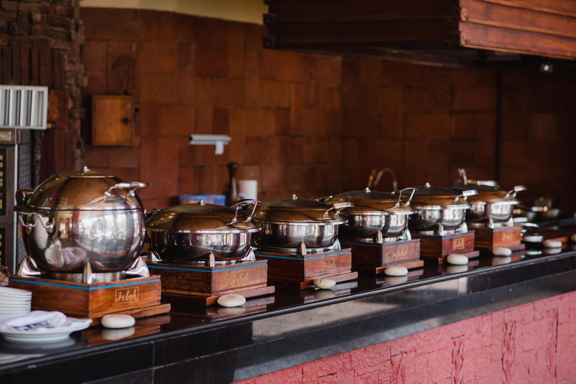 Ramayana Suites And Resort Кута Екстер'єр фото A row of chafing dishes